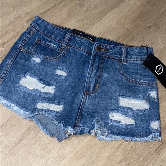 ✨ RVCa women’s the boyfriend jean shorts ✨ - Picture 2 of 3
